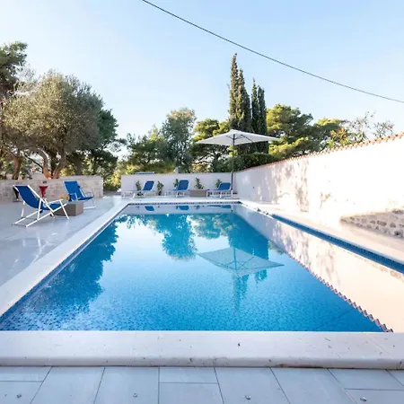 Holiday home Lili-with Pool Near The Sea